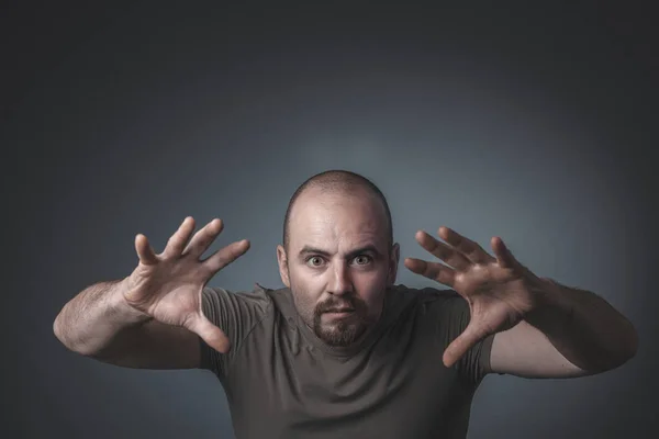 Portrait of a man with a determined and intense expression — Stock Photo, Image