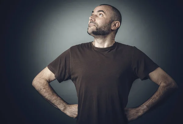 Retrato engraçado de um homem caucasiano posando por super-homem . — Fotografia de Stock