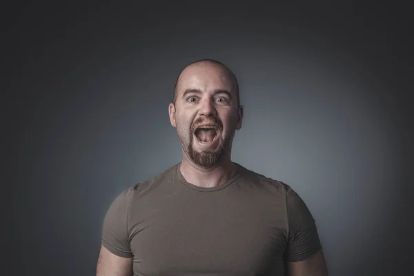 Portret van blanke man schreeuwen en kijken recht in fron — Stockfoto