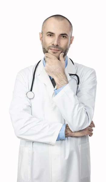 Portret lekarza z brodą i białym płaszczu ze spokojem — Zdjęcie stockowe