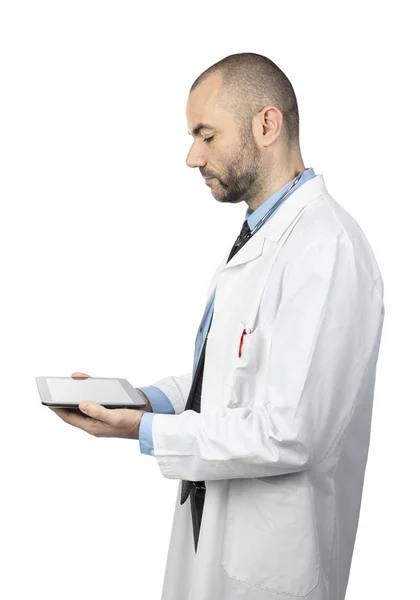 Portret lekarza przy użyciu tabletki do diagnostyki, widok z boku ISO — Zdjęcie stockowe
