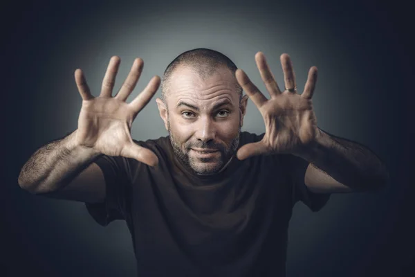 Man in een shirt met open handpositie alsof hij presteren — Stockfoto