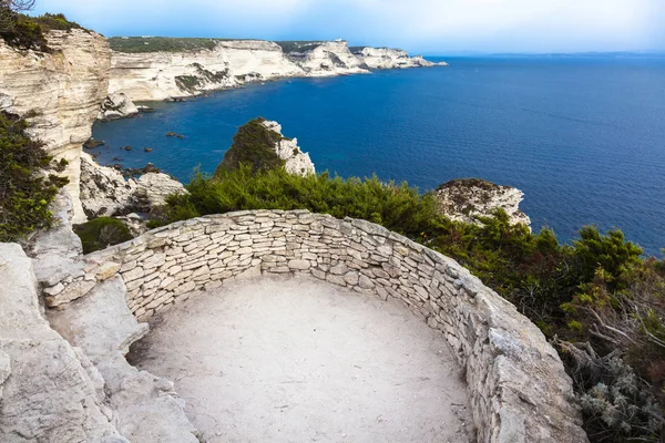 Uitzicht op zee vanaf de kust van de stad Bonifacio in Corsic — Stockfoto