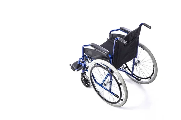 Fauteuil roulant pour personnes handicapées en bleu sur fond blanc . — Photo