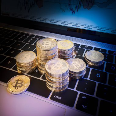 Modern laptop altın Bitcoin sikke 3D görüntü render. 
