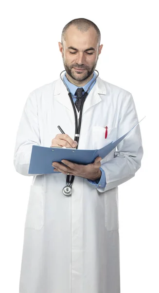 Retrato de um médico caucasiano escrevendo notas em uma pasta . — Fotografia de Stock