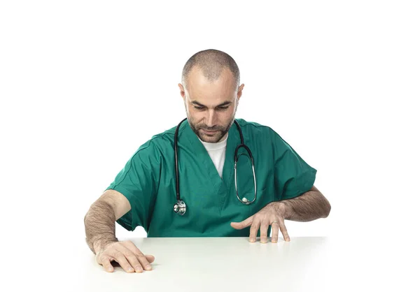 Médico move as mãos sobre uma mesa branca como se para simular um ato — Fotografia de Stock