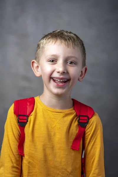 Портрет счастливого и беззаботного 6-летнего студента — стоковое фото