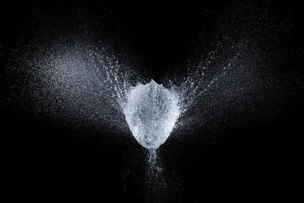 Az e pontban megadott pillanatban vízzel töltött léggömb-robbanás — Stock Fotó