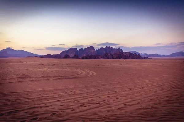 Wadi Rum çölü, Ürdün kum parçaları. — Stok fotoğraf