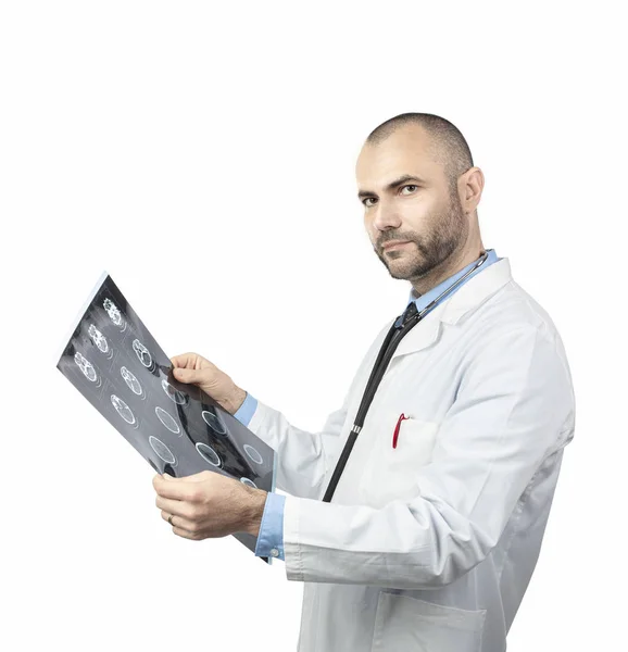 Portret van een jonge arts die naar een xray-examen kijkt, geïsoleerd op w — Stockfoto