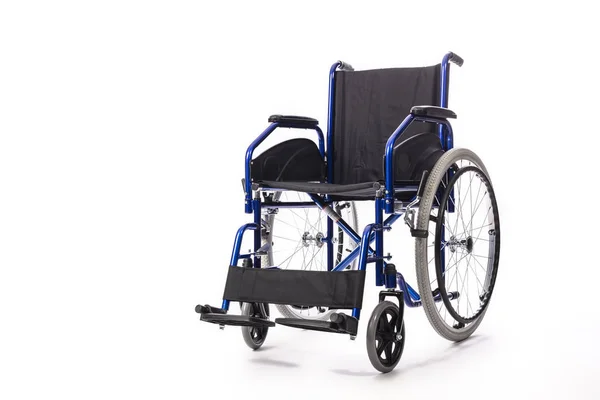 Cadeira de rodas para deficientes em um fundo branco — Fotografia de Stock