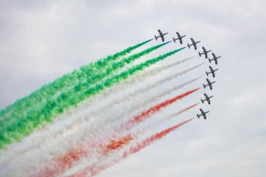 Varenna, İtalya - 29 Eylül 2019:İtalyan askeri havacılık ekibinin akrobasi 