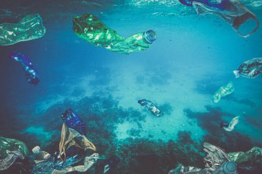 Plastik atıklar, su altında yüzen şişe torbaları. Çevrede kimse yok, ekolojik felaket kavramı ve plastik imhada sorun var..