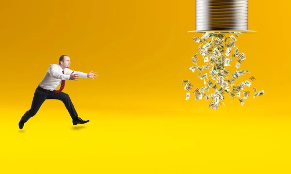 Hombre Negocios Corre Hacia Una Lluvia Dólares Sobre Fondo Amarillo — Foto de Stock