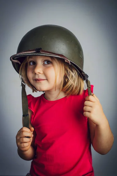 Niña Caucásica Con Casco Militar Retrato Stidio —  Fotos de Stock