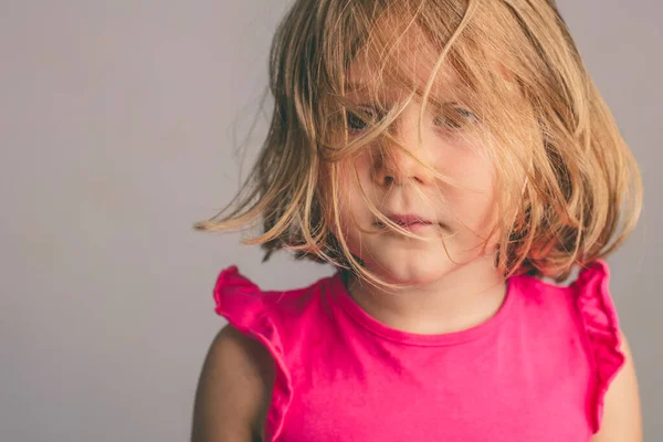 Retrato Estudio Una Niña Años Con Pelo Delante Cara — Foto de Stock