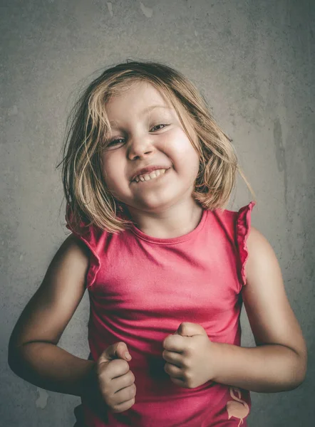 Πορτρέτο Στούντιο Ενός 4Χρονου Κοριτσιού Που Ποζάρει Κάνοντας Αστεία Γκριμάτσα — Φωτογραφία Αρχείου
