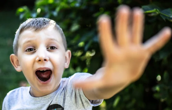 Vyděšené Dítě Křičí Otevřenou Rukou Fotoaparátu — Stock fotografie