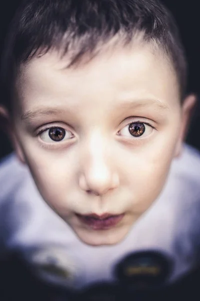 Zamknij Portret Kaukaskiego Dziecka Skupienie Selektywne — Zdjęcie stockowe