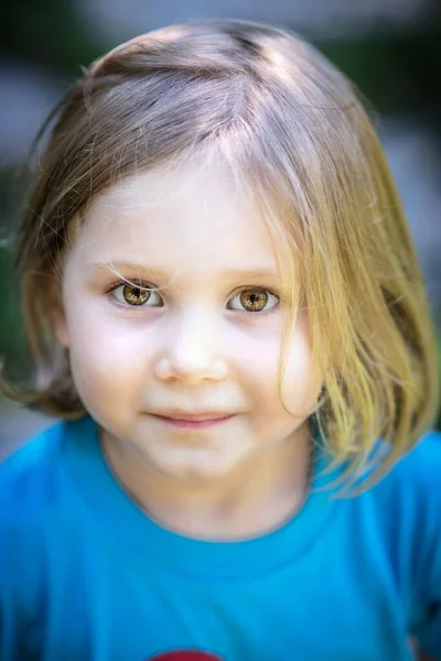 Portrait Une Petite Fille Aux Cheveux Sales Concept Sérénité Innocence — Photo