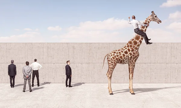 Человек Ездит Жирафе Увидеть Стеной Концепция Нестандартного Мышления — стоковое фото
