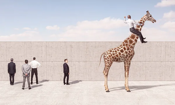 Hombre Monta Una Jirafa Para Ver Más Allá Pared Concepto —  Fotos de Stock