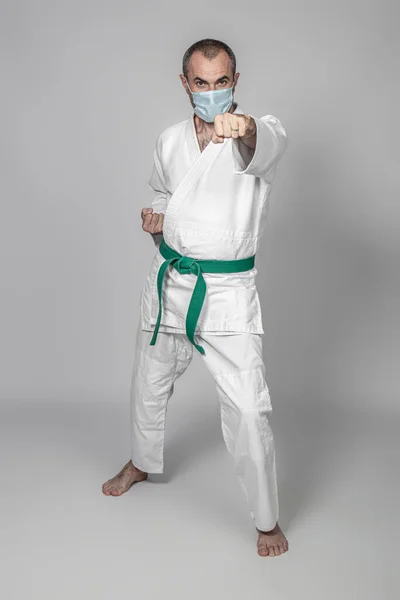 Karate Utövare Bär Skyddande Mask Träningen Idrott Vid Tidpunkten För — Stockfoto