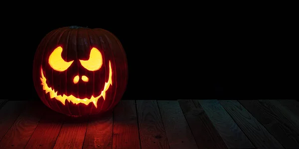 Rzeźbiona Dynia Halloween Świecą Wewnątrz Drewnianych Deskach — Zdjęcie stockowe