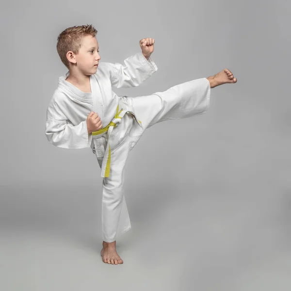 Barn Övar Karate Kick Position Studio Skott — Stockfoto