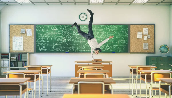 上下颠倒的老师在教室里的桌子上保持平衡 — 图库照片