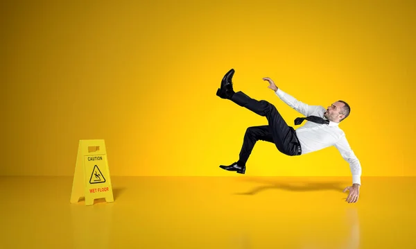 Hombre Negocios Desliza Suelo Mojado Signo Precaución Vista Fondo Amarillo — Foto de Stock