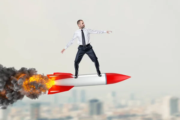 Mann Mit Einer Großen Rakete Über Der Stadt Motivation Und — Stockfoto