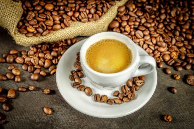 Beyaz espresso kahve fincanı çuvalı