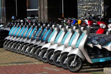 Kaohsiung, Tayvan - 12 Mayıs 2018: elektrikli scooter anahtarına teşvik benzinli scooter aşama için. Burada kalmış bir çizgi, yeni elektrikli scooter satılık.