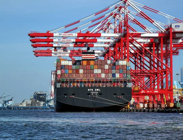 Kaohsiung Taiwan Maggio 2018 Una Grande Nave Container Viene Caricata — Foto Stock