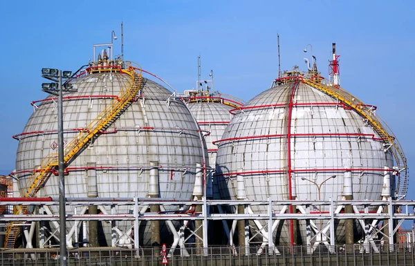 Large Spherical Fuel Storage Tanks Fuel Pipes Ladder — Stock Photo, Image