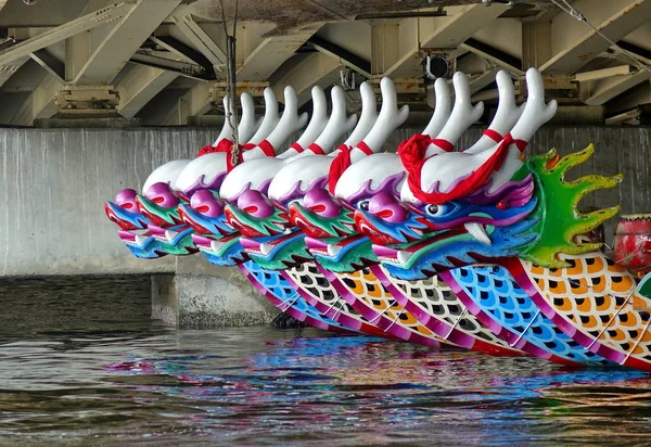 高雄市 2018 今後のドラゴン ボート祭りの伝統的な船首像でドラゴン ボートの行が準備されています — ストック写真