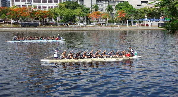 Kaohsiung Tajwan Czerwca 2018 Dwie Drużyny Pociągu Nadchodzące Wyścigi Smoczych — Zdjęcie stockowe