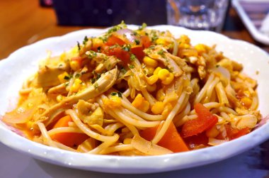 Taze Mısır ve domates ve füme chicke ile makarna