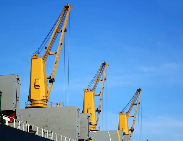 Large Ocean Going Freight Ship Loading Crane — Stock Photo, Image