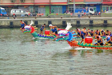 Linyuan, Tayvan--28 Mayıs 2017: iki kimliği belirsiz takım rekabet Zhongyun balıkçı limanı Tayvan, ejderha tekne yarışları.