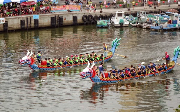 2017 两名身份不明的队竞争在龙舟在台湾中云渔港码头 — 图库照片