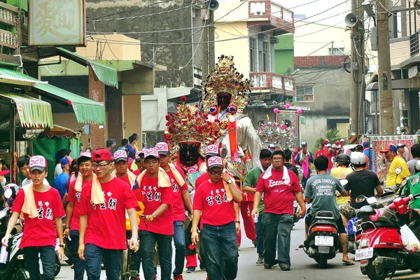 Linyuan 2017 宗教の寺院のメンバーを運ぶ狭い通りを通って神々 の肖像 — ストック写真