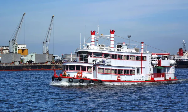 Kaohsiung Taiwan Mai 2018 Ein Touristenausflugsboot Passiert Den Kaohsiung Containerhafen — Stockfoto