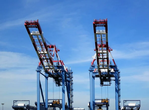 Große Kräne Zum Verladen Von Containern Auf Schiffe — Stockfoto