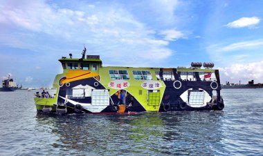 Kaohsiung, Tayvan--30 Haziran 2018: Bu yeni çapraz-harbor feribot elektrik tarafından desteklenmektedir ve popüler siyah ayı maskot özellikleri