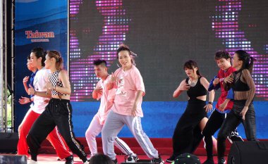 Kaohsiung, Tayvan--30 Haziran 2018: gençler gerçekleştirmek bir hip-hop dans açılması ve sevgi Nehri Festivali, ücretsiz, Genel açık olay.