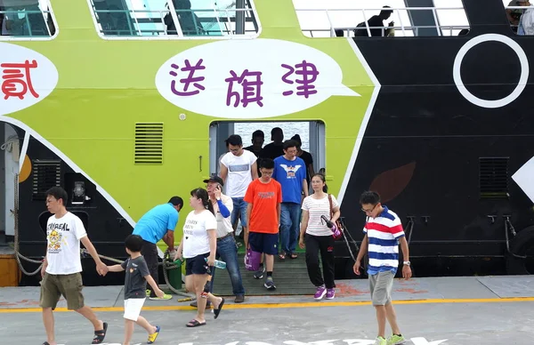 Kaohsiung Taiwan June 2018 Passengers Disembark New Cross Harbor Ferry — Stock Photo, Image