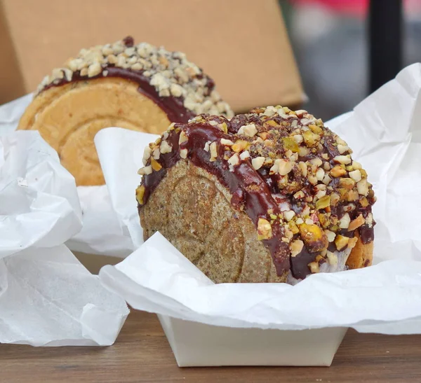 Вкусный Торт Шоколадной Глазурью Орехами — стоковое фото